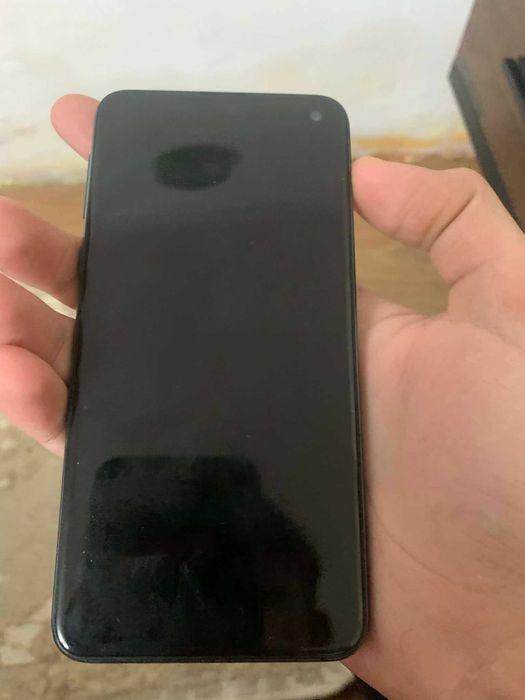 telefonul este impecabil 128 de GB nu are nicio problemă