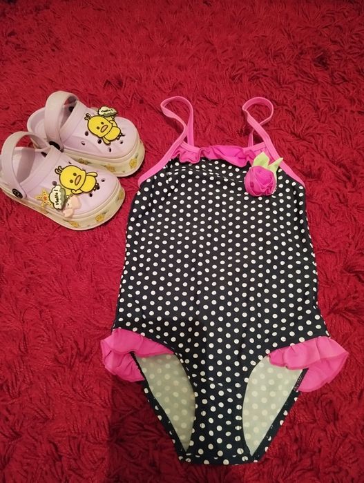 Продам купальник и кроксы детские