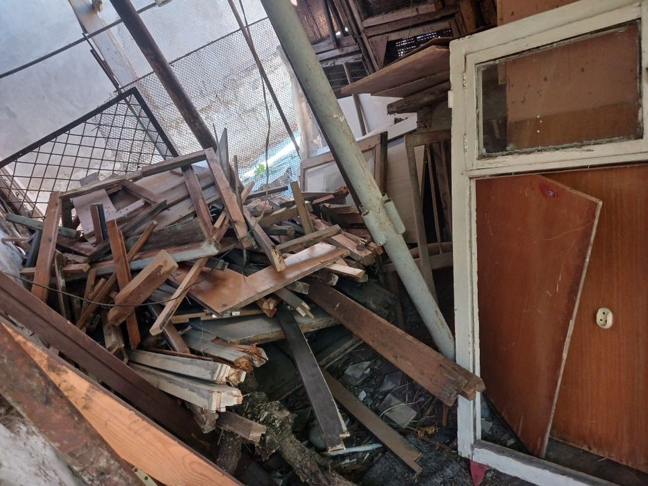 Утин бор. Есть дрова рамы, двери..