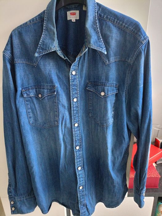 Vând cămașă de blugi Levi's, produs de calitate superioara mărimea XL.