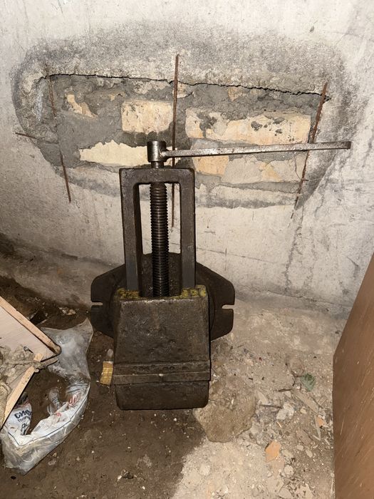 Продам тиски стальные, станочные, большие