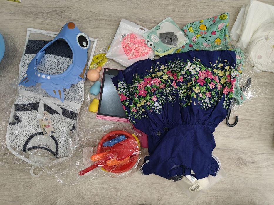 Набор детских вещей и игрушек