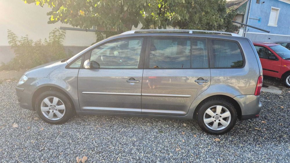Vând VW Touran, 1.4 benzină, an 2007, culoare gri. 177.628 km. Rulaj redus în România. Cârlig remorcare. Preț: 2.700 €