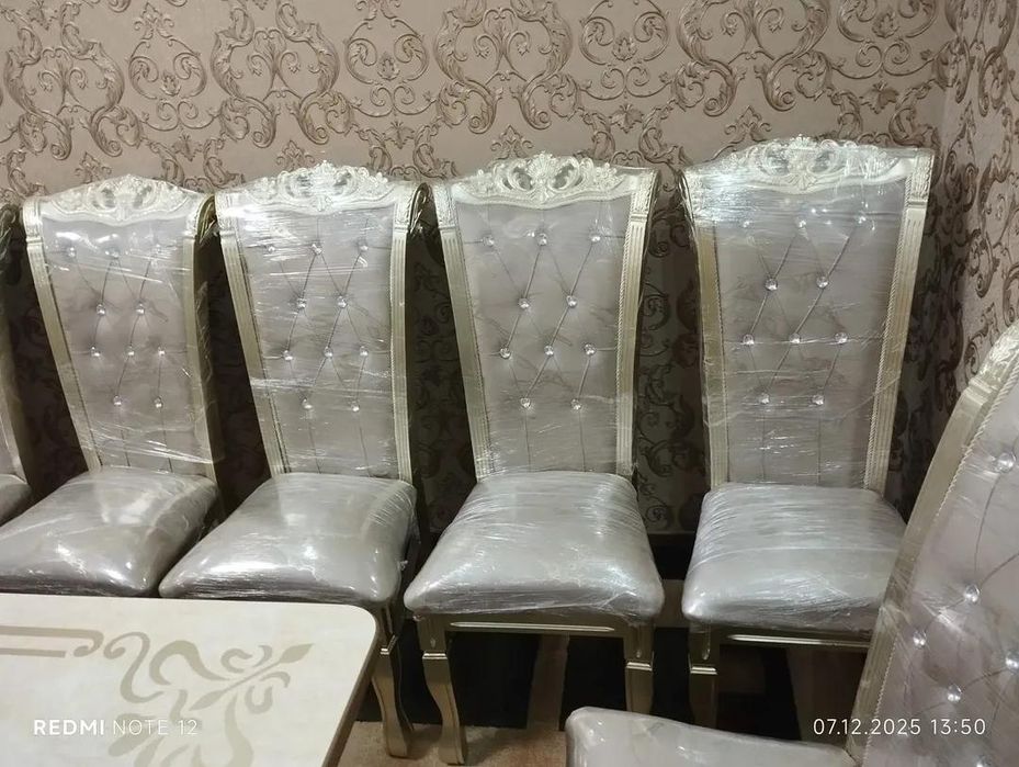 Продаётся стол и стулья