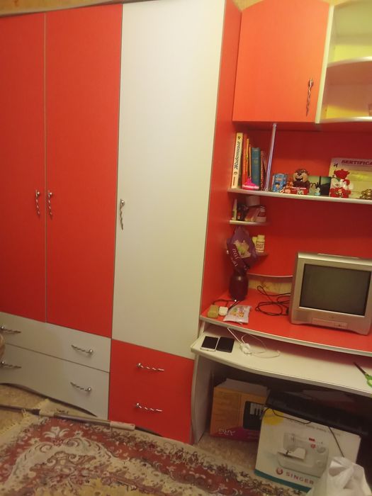 Продаю стенку красную .