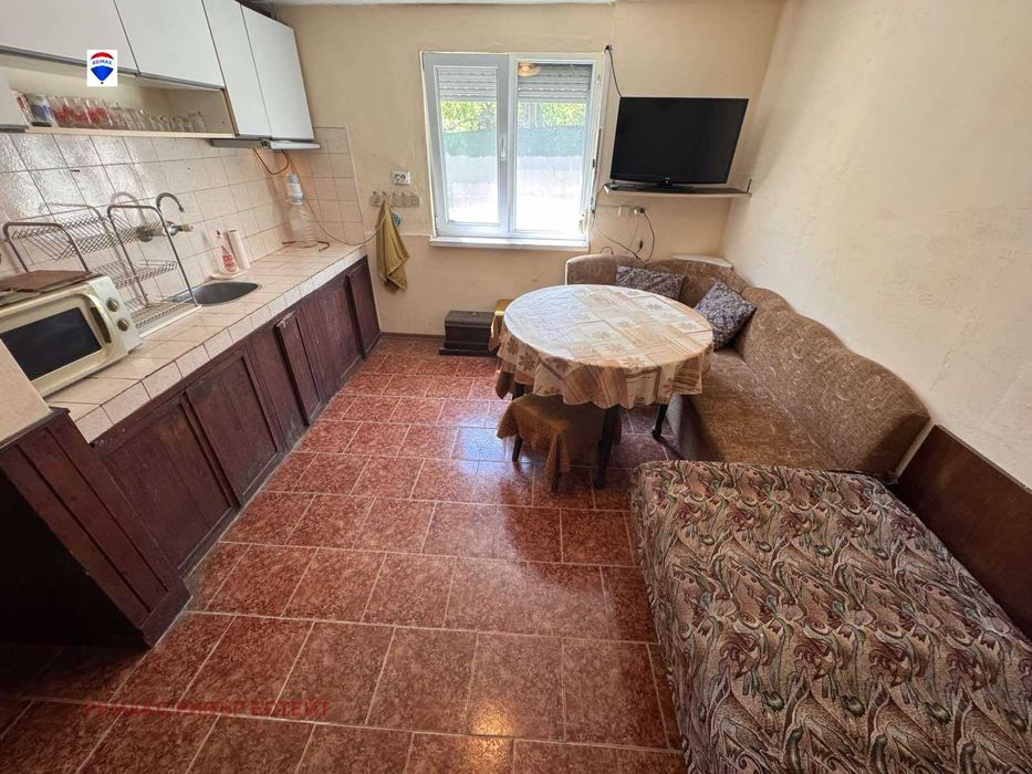 Къща на два етажа за продажба в с. Божичен