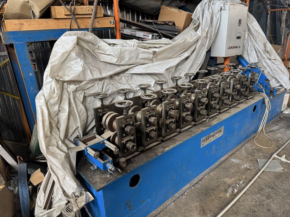 Станок для пройзводства направляюший профиля.