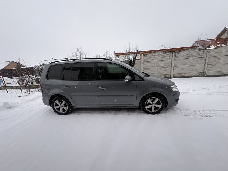 Vand  Volkswagen Touran 7 locuri automat