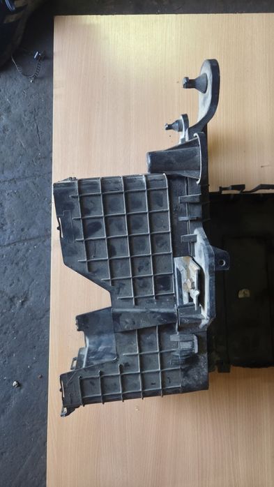 Стойка с кутия за акумулатор Vw и Audi