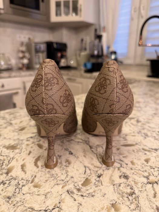 Оригинални обувки Guess