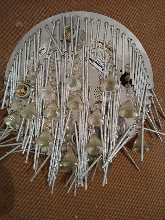 Люстра в хорошем состоянии