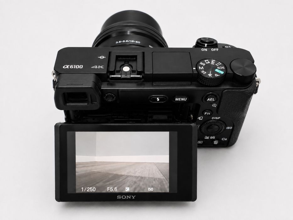 Sony Alpha a6100 + Sony 16–50mm OSS | 24.2 Мп | 4K