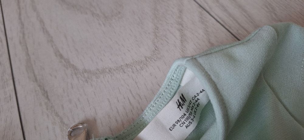 Rochita 98-104 cu fluturasi- stare foarte buna (