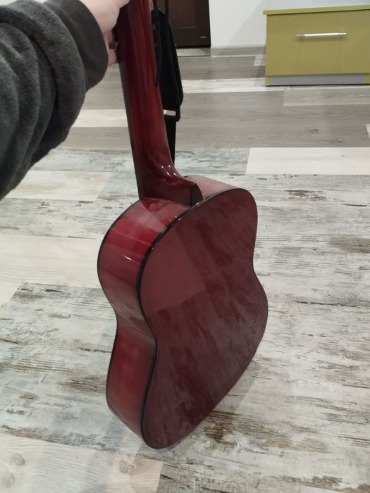 Продавам класическа китара