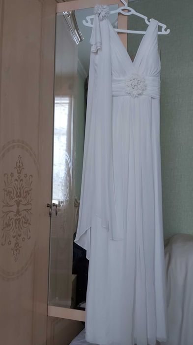 Вечернее платье цвета экрю