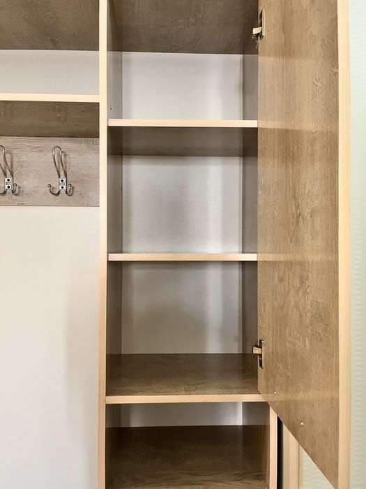 Шкаф с полками, вешелками.