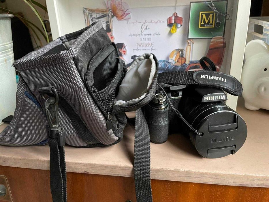 Aparat foto Fujifilm FinePix S4200 Black impecabil + card de memeori 8GB