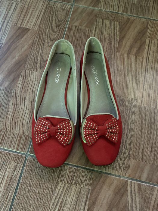 красные балетки с бантом