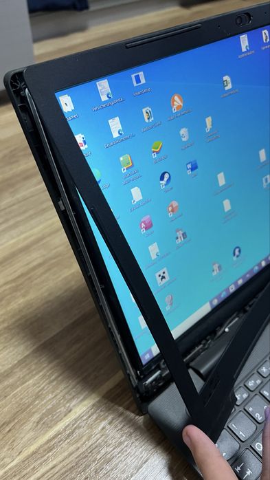 Vand laptop lenovo pentru piese