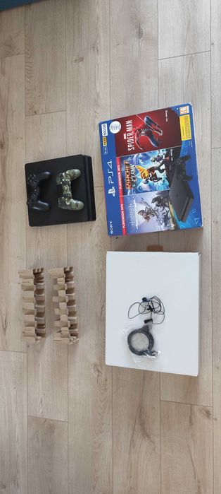 Продавам SONY PS4, 2 джойстика и 1 игра