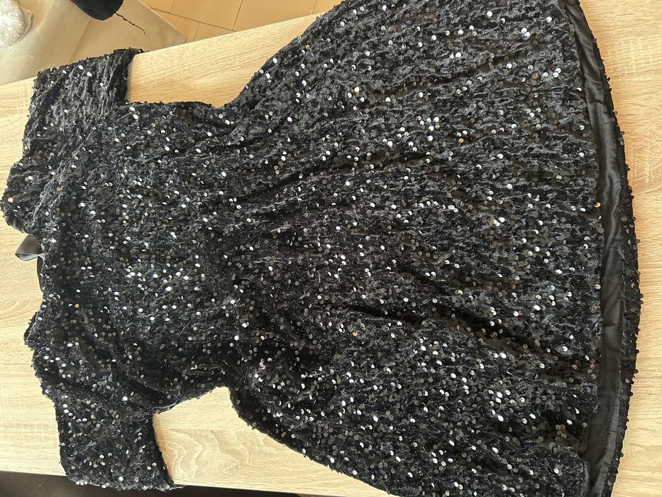 Италианска рокля с черни пайети навсякъде по нея