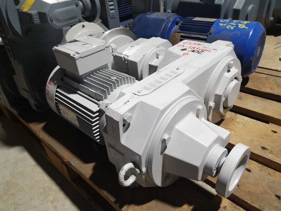 Motor electric trifazat cu reductor si variator, 1.5kW, 23-181rpm