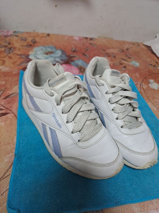 Adidași Reebok purtati