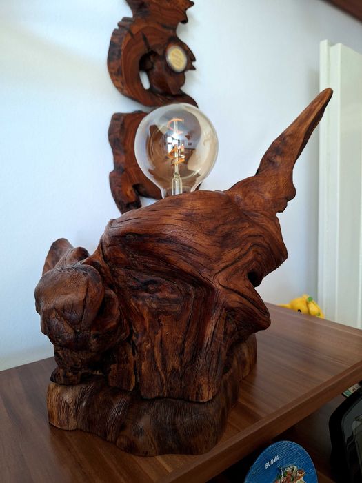 Ръчно изработена настолна лампа от дърво