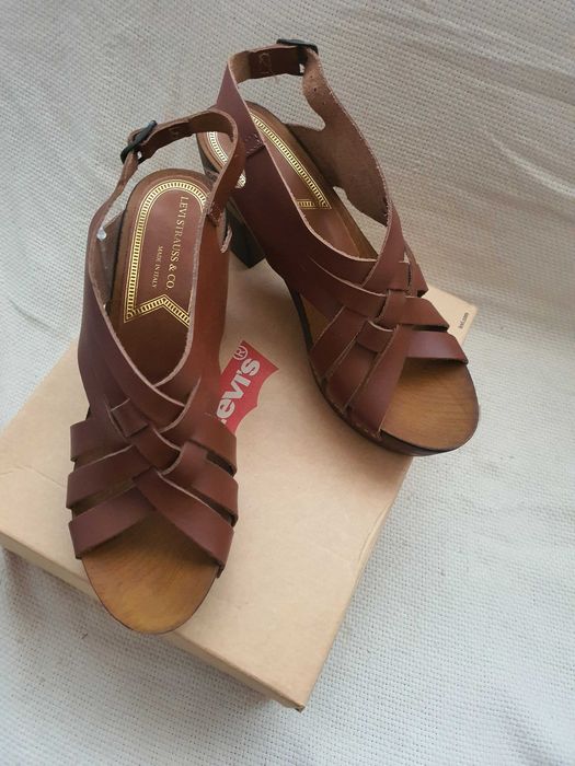 Reducere de pret -Sandale Levi's maro numarul 41