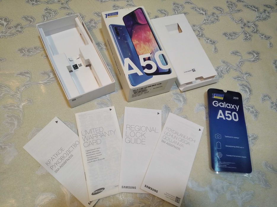 Упаковка Samsung A50. Коробка от телефона.