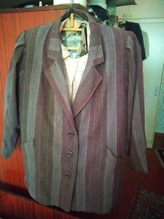 Костюмы женские 50-56 размеров плотные с юбками и легкие.