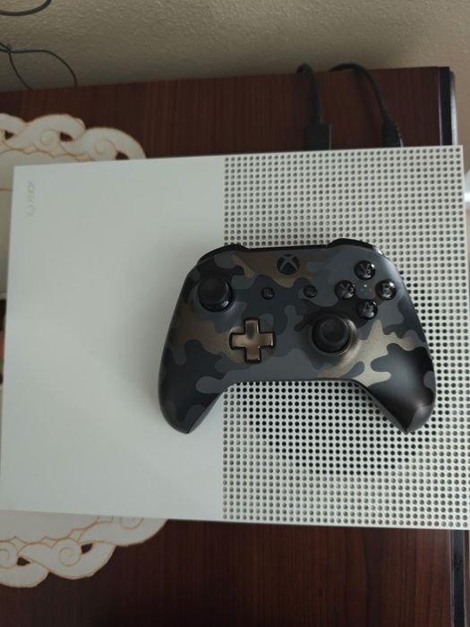 Vând Xbox one S 500GB