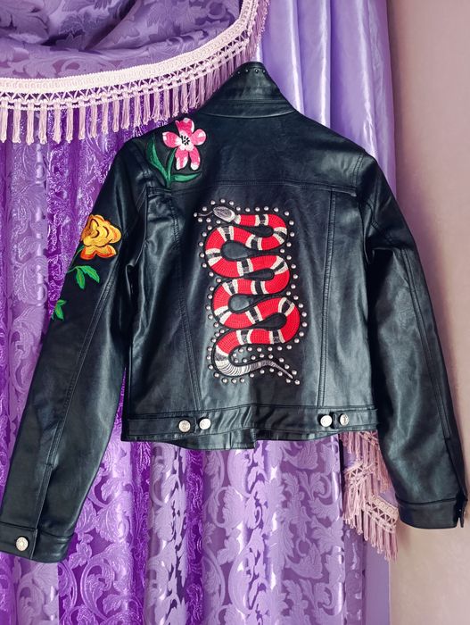 Уникално яке от естествена кожа с бродерии и капси