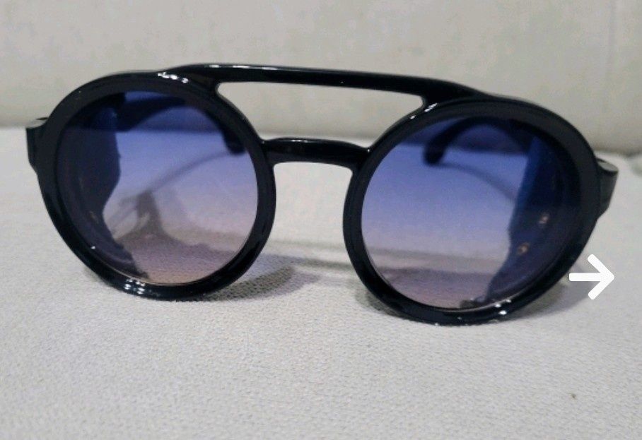 Продавам слънчеви очила