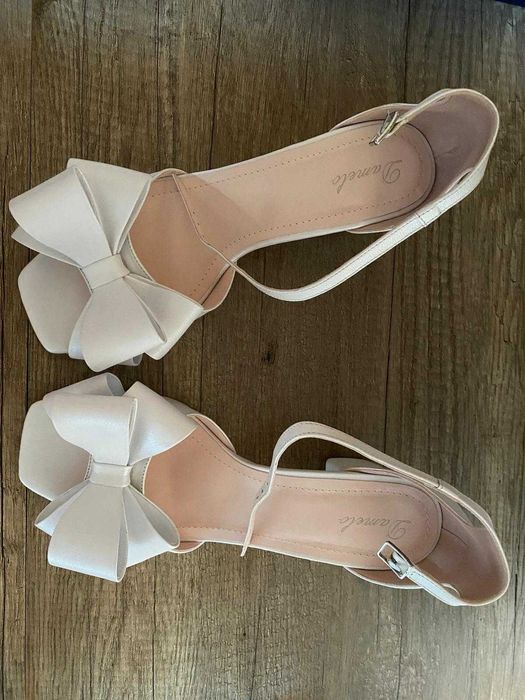 Rochie de mireasă simplă și elegantă