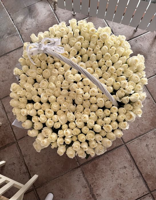 розы 301 белые в корзине