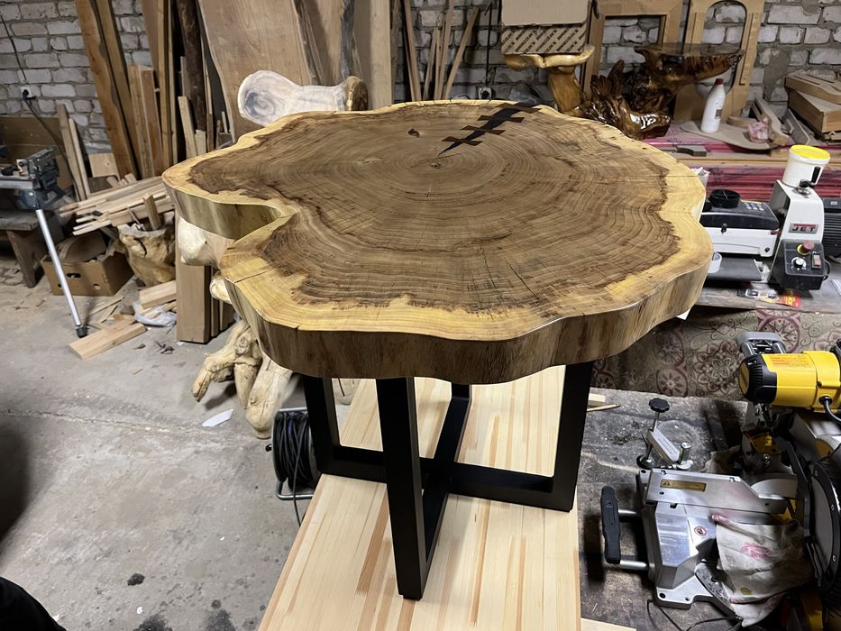 Столик из карагача