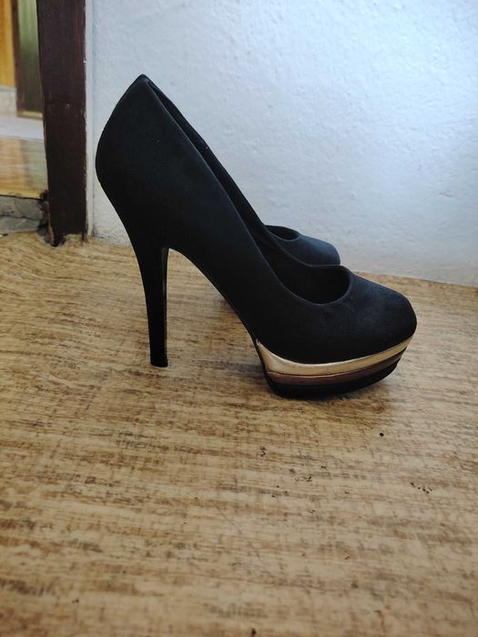 Обувки на висок ток