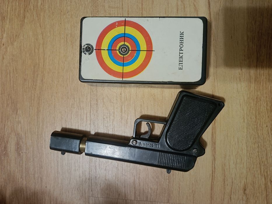 Стари играчки , пистолет и сметало