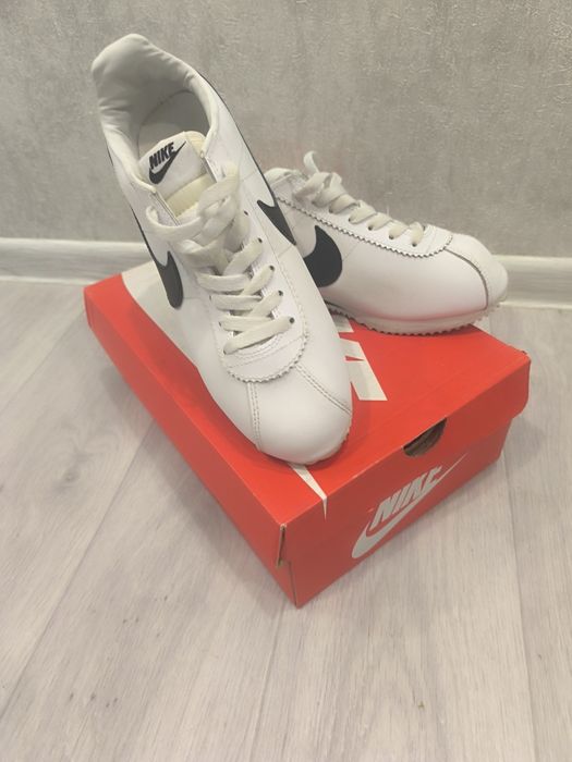 Продам кроссовки почти новые