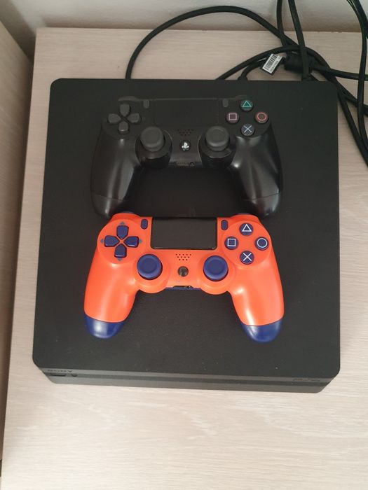 PS 4 cu 2 controale și 7 jocuri
