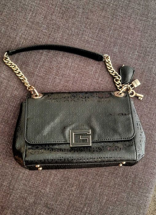 Черна лачена чанта Guess
