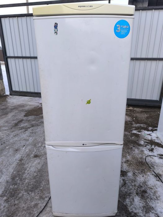 Холодильник рабочий. Доставка есть.