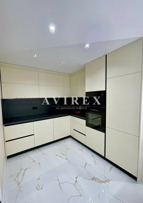 Дава се под наем Тристаен апартамент в Пловдив, Център - 130 кв.м за 917.49 € - Снимка #6