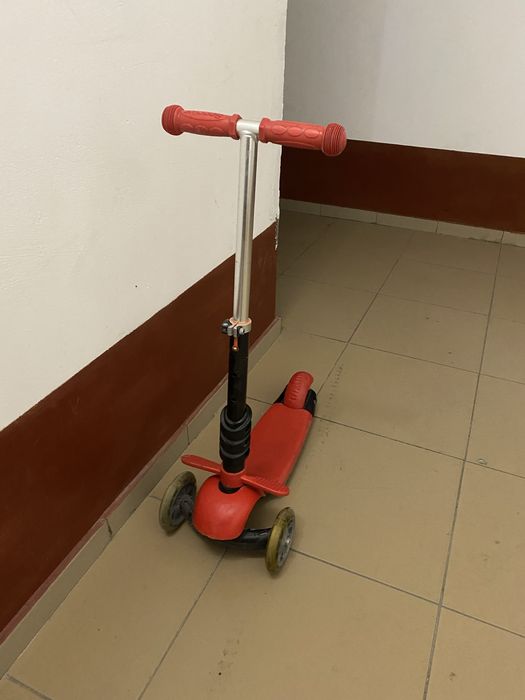 Продам детский самокат с сидением