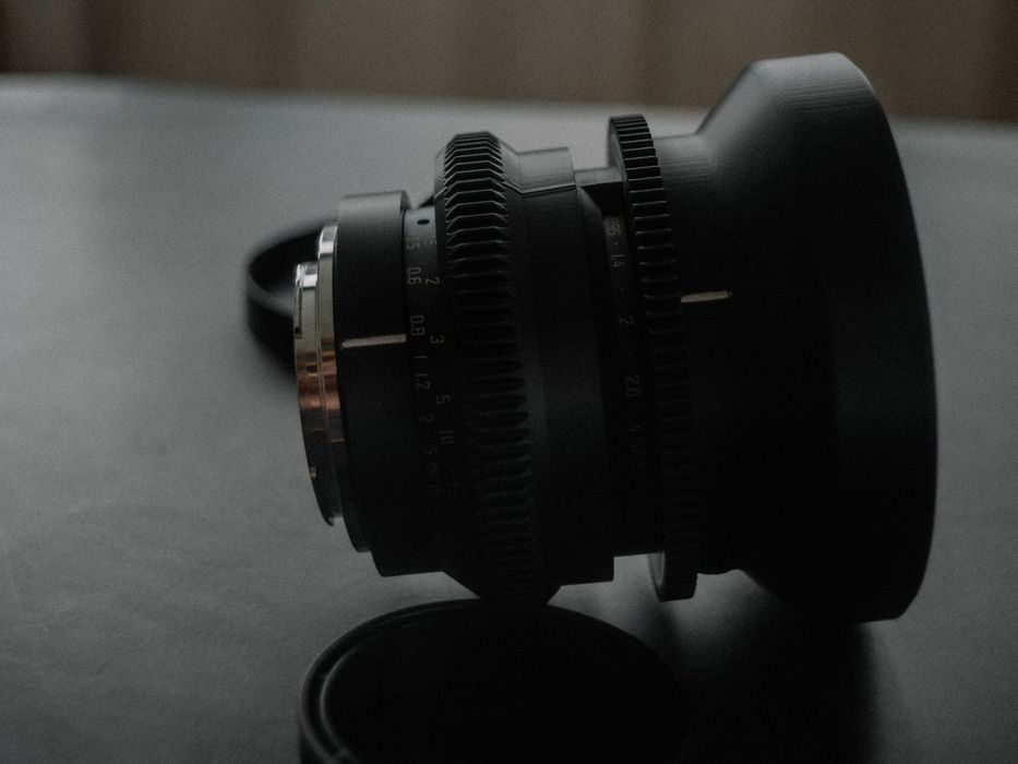Продавам f0.95 35mm кино обектив