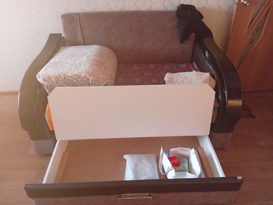 Продам детский диван . И стол