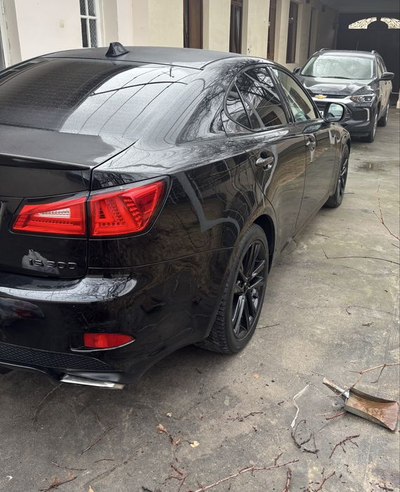 lexus is 250 sotiladi