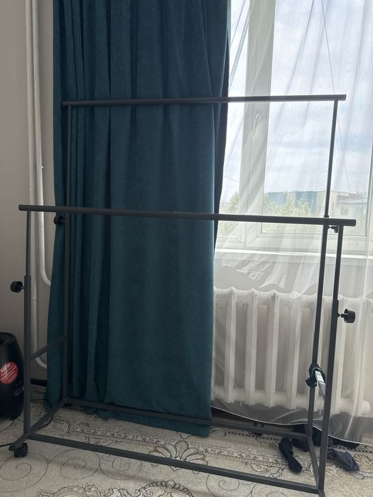 Вешалка для одежды на колесиках