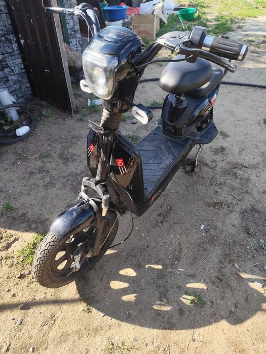 Продаю срочно скутер ск8